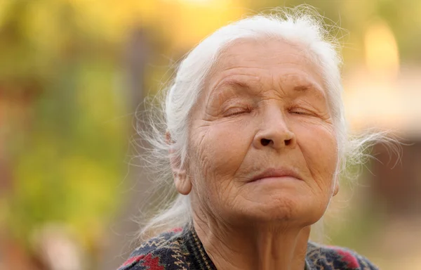 La femme âgée aux yeux fermés — Photo