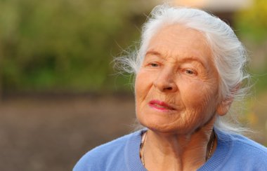 yaşlı kadın portresi