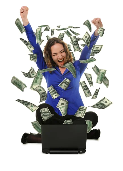 Η γυναίκα μπροστά από το φορητό υπολογιστή με πετάξει έξω δολάρια — Φωτογραφία Αρχείου