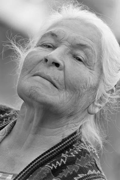 高齢者の女性の肖像画。モノクロ — ストック写真