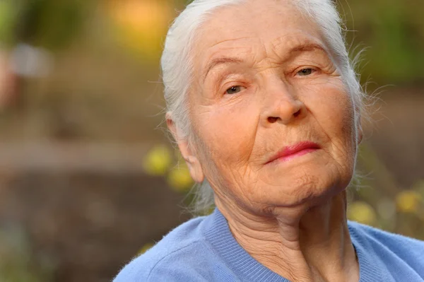 Porträtt av en äldre kvinna — Stockfoto