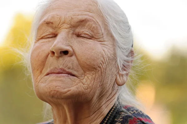 Пожилая женщина с закрытыми глазами — стоковое фото