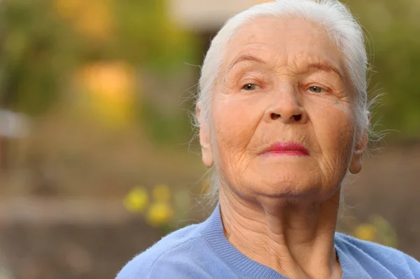 Portret van de bejaarde vrouw — Stockfoto