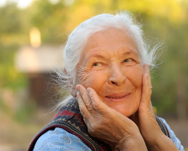 Портрет смеющейся пожилой женщины — стоковое фото