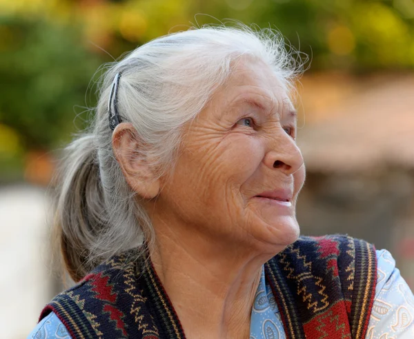 Porträtt av en äldre kvinna — Stockfoto