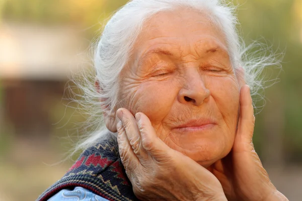 The elderly woman with closed eyes — Stock Photo, Image