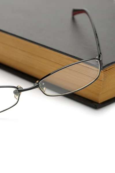 A régi vastag könyvben szemüvegek — Stock Fotó