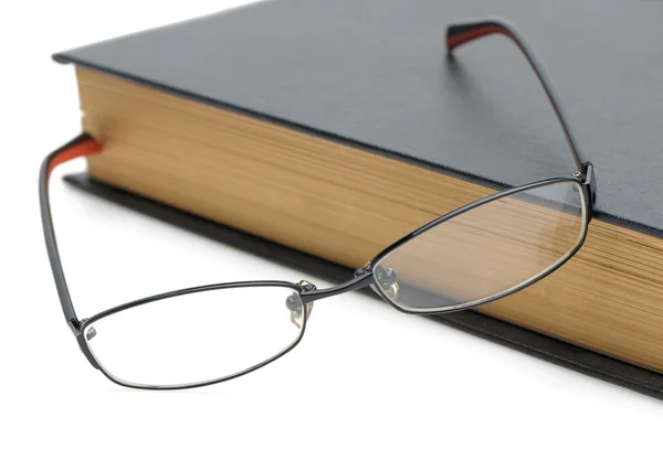 Gafas graduadas en el viejo libro grueso — Foto de Stock