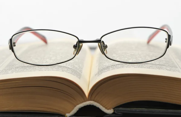 Brille auf dem alten dicken Buch — Stockfoto