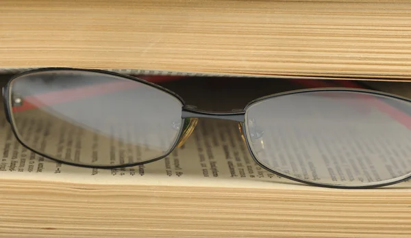 Óculos nas páginas betwixt livro velho . — Fotografia de Stock