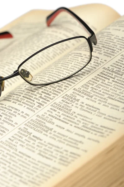 Glasögon på gamla opren boken — Stockfoto