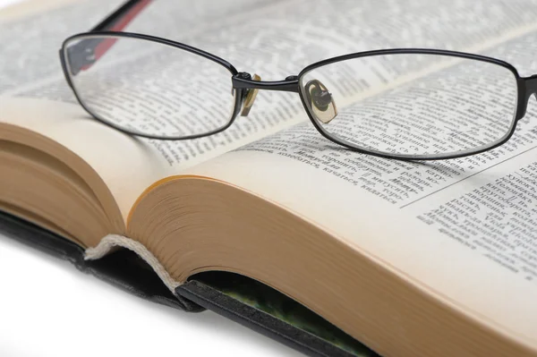Óculos no velho livro do Opren. — Fotografia de Stock