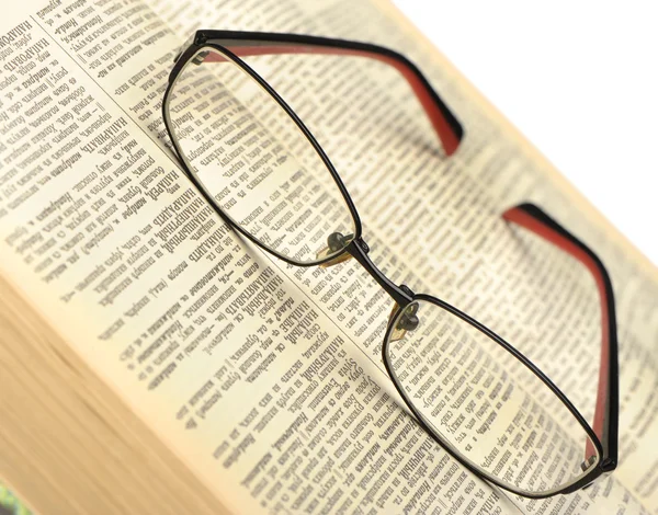 Brille auf dem alten undurchsichtigen Buch — Stockfoto