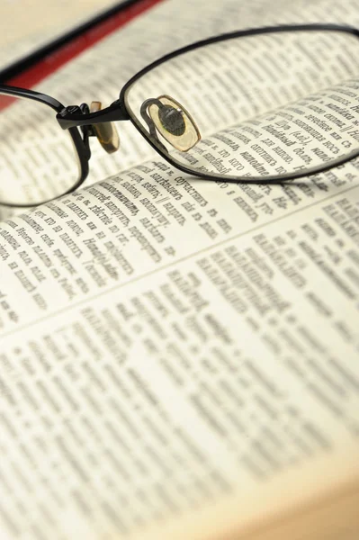 Brýle na staré knize opren — Stock fotografie