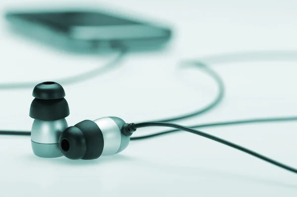 No fone de ouvido com leitor de áudio móvel — Fotografia de Stock