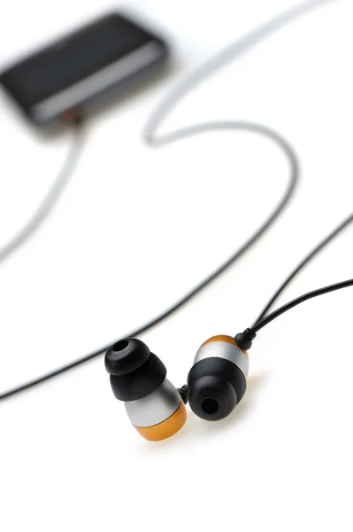 Auriculares en el oído con reproductor de audio móvil — Foto de Stock