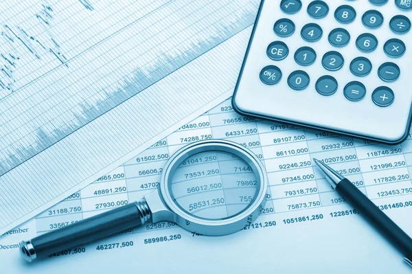 Kalkulator, Lupa oraz sprawozdanie finansowe niebieski sygnał — Zdjęcie stockowe
