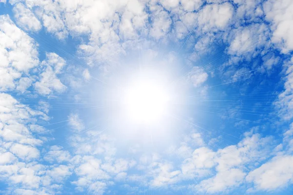 Sol brilhante com vigas no centro das nuvens — Fotografia de Stock