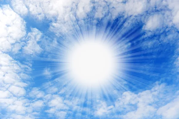 Skiner solen med balkar i centrum av moln — Stockfoto