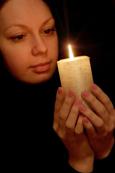 Die Frau mit brennender Kerze — Stockfoto