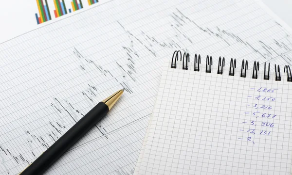 De pen en financieel verslag — Stockfoto