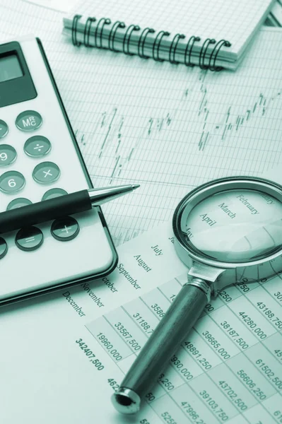 Kalkulator, Lupa oraz sprawozdanie finansowe niebieski sygnał — Zdjęcie stockowe