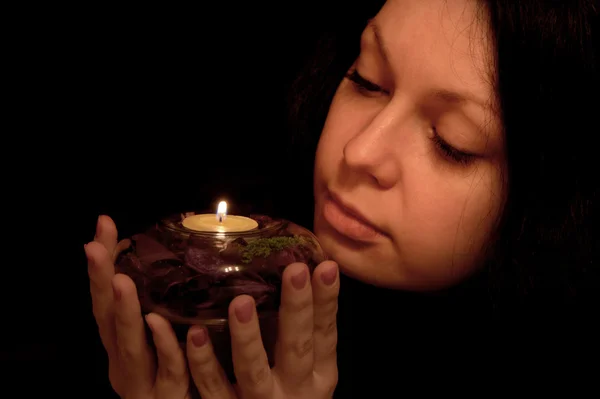 Die Frau mit brennender Kerze — Stockfoto