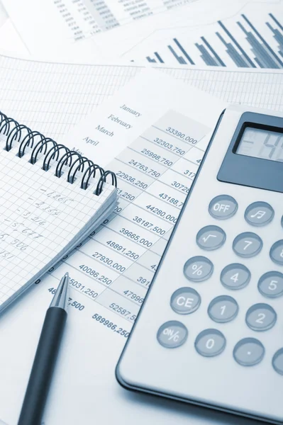 De rekenmachine en het financieel verslag blauwe afgezwakt — Stockfoto