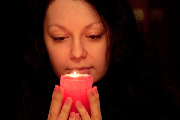 Kobieta z płonącą świecą — Zdjęcie stockowe