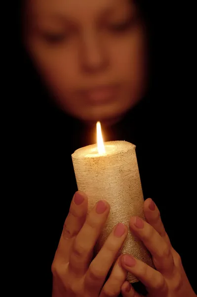 Жінка з палаючою свічкою — стокове фото