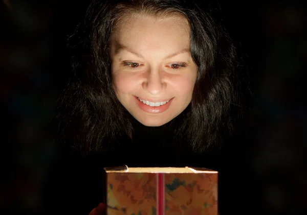 The woman with a gift box — Stock Photo, Image