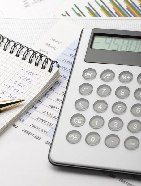 Калькулятор и финансовый отчет синего тонуса Стоковое Фото