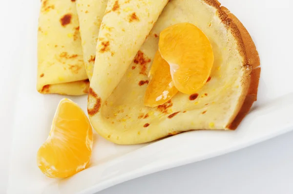 Crepe en un plato con mandarina — Foto de Stock