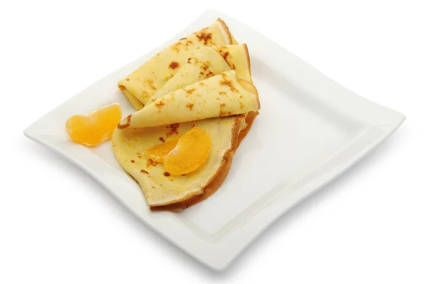 Crêpe auf einem Teller mit Mandarine — Stockfoto