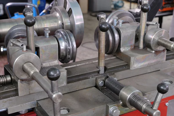 La máquina herramienta para la reparación de ruedas de automóvil —  Fotos de Stock