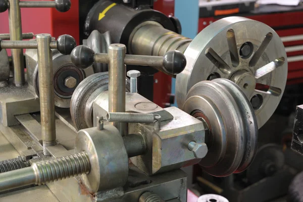 自動車車輪の修理のための機械ツール — ストック写真