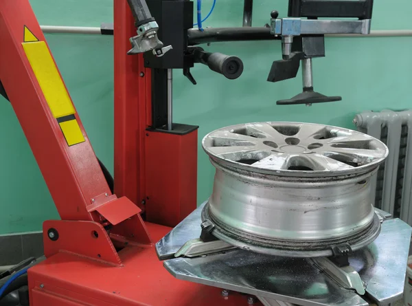 Die Werkzeugmaschine für die Montage der Reifenabdeckungen auf dem Auto d — Stockfoto