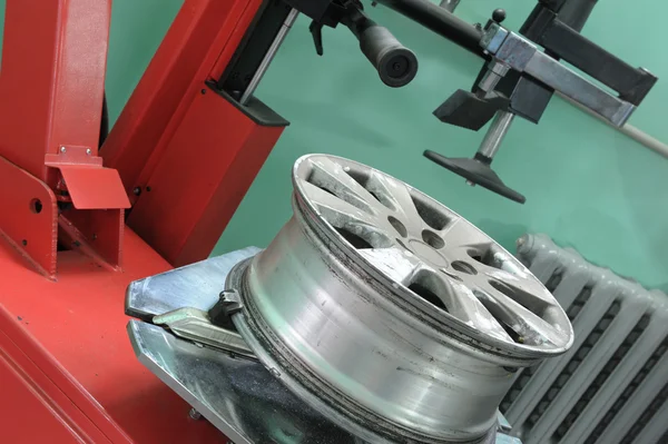 A máquina-ferramenta para instalação de tampas de pneus no automóvel d — Fotografia de Stock