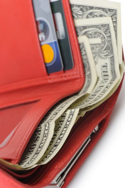 Dolar ve kredi kartı ile kırmızı deri cüzdan — Stok fotoğraf