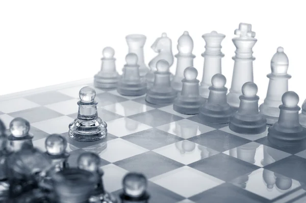 Стеклянные шахматы Первый шаг . — стоковое фото