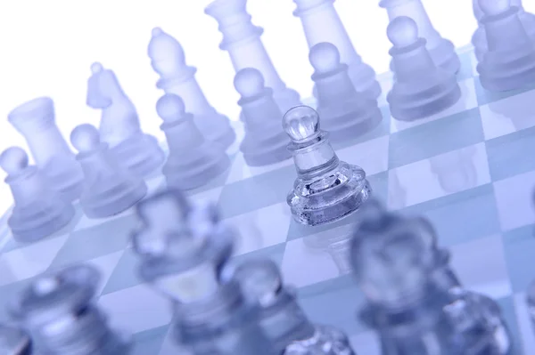 Σκάκι γυαλί. η πρώτη κίνηση. — Φωτογραφία Αρχείου