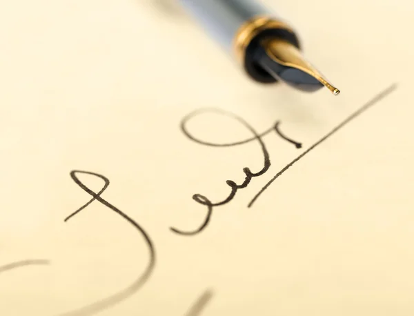 Az aláírás közelről és toll. régi sárga papír — Stock Fotó