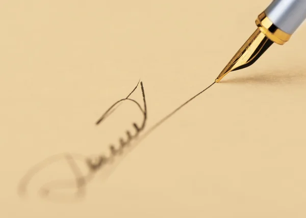 Az aláírás közelről és toll. régi sárga papír — Stock Fotó