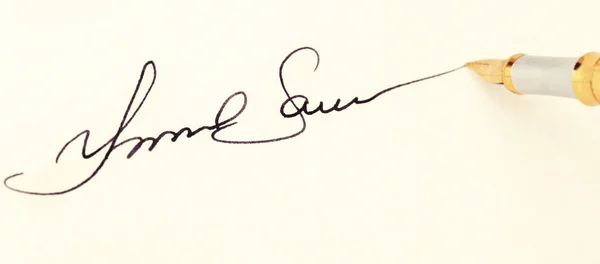 Η υπογραφή από κοντά και κρήνη στυλό. παλιό κίτρινο χαρτί — Φωτογραφία Αρχείου
