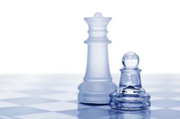 Skleněné šachy. pěšec a královna — Stock fotografie