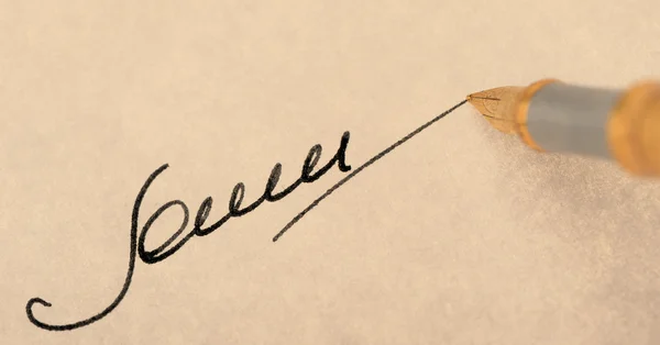 Podpis zblízka a kašna pero. starý zažloutlý papír — Stock fotografie