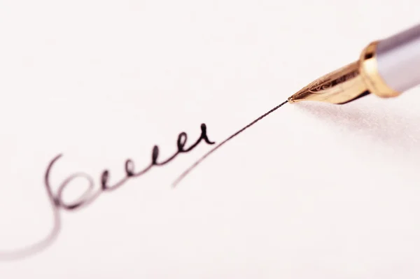 A assinatura fechar e caneta-tinteiro — Fotografia de Stock