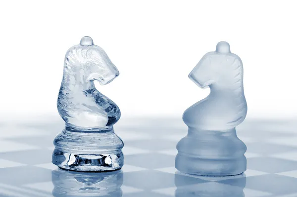 Dois cavalos de xadrez de vidro . — Fotografia de Stock