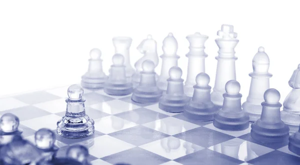 Стеклянные шахматы Первый шаг . — стоковое фото
