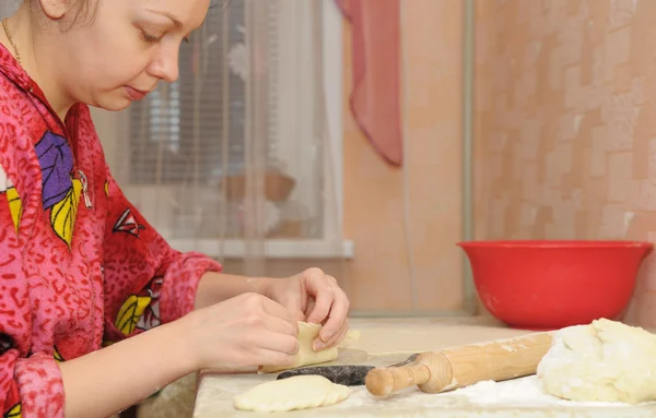Žena připraví koláč — Stock fotografie